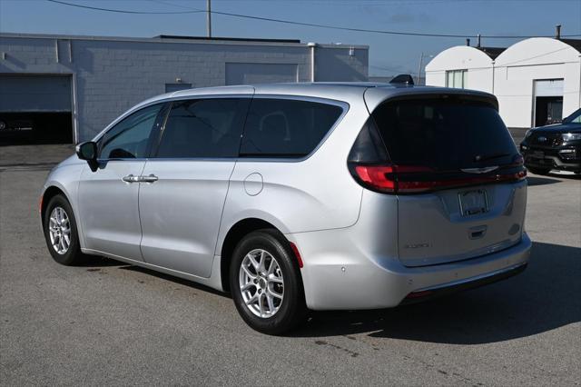 Photo of 2023 Silver Mist Clearcoat Chrysler Pacifica