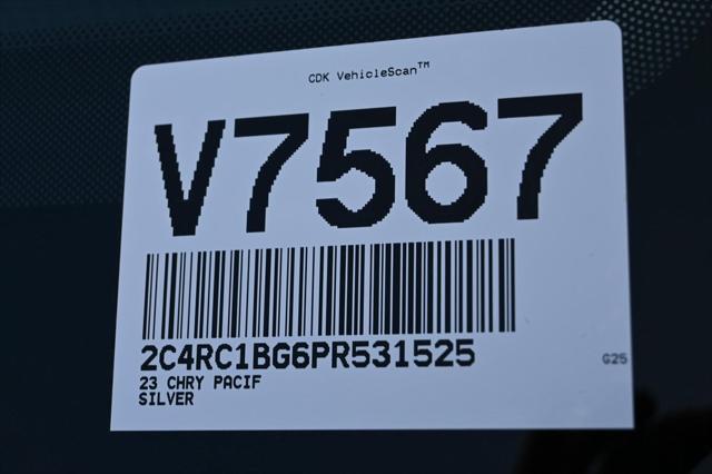 Photo of 2023 Silver Mist Clearcoat Chrysler Pacifica