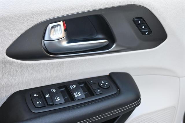 Photo of 2023 Silver Mist Clearcoat Chrysler Pacifica
