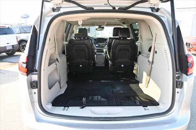 Photo of 2023 Silver Mist Clearcoat Chrysler Pacifica