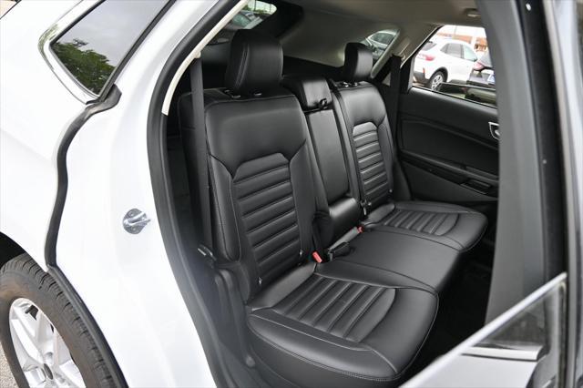 Photo of 2024 Oxford White Ford Edge