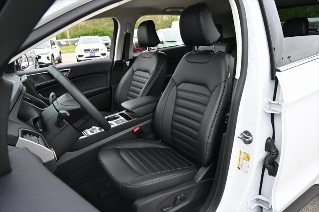 Photo of 2024 Oxford White Ford Edge