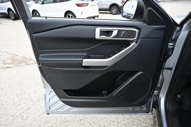 Photo of 2024 Silver Metallic Ford Explorer