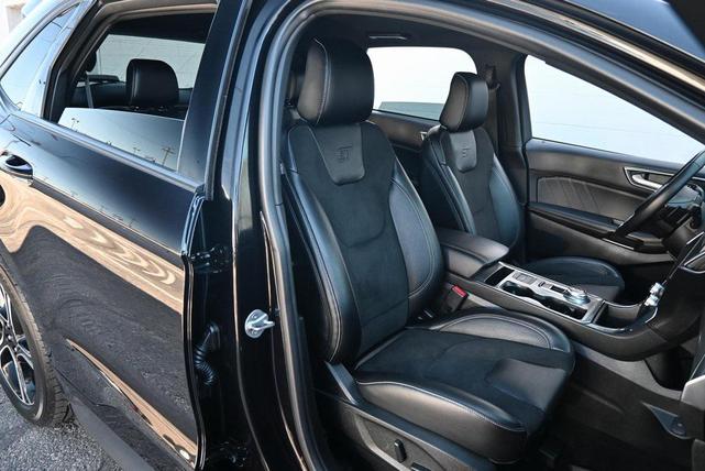 Photo of 2022 Black Metallic Ford Edge