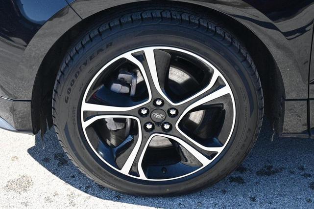 Photo of 2022 Black Metallic Ford Edge