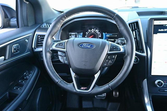 Photo of 2022 Black Metallic Ford Edge