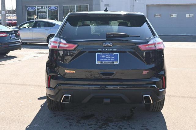 Photo of 2022 Black Metallic Ford Edge