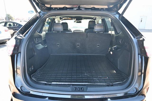 Photo of 2022 Black Metallic Ford Edge