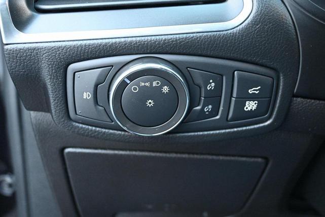 Photo of 2022 Black Metallic Ford Edge