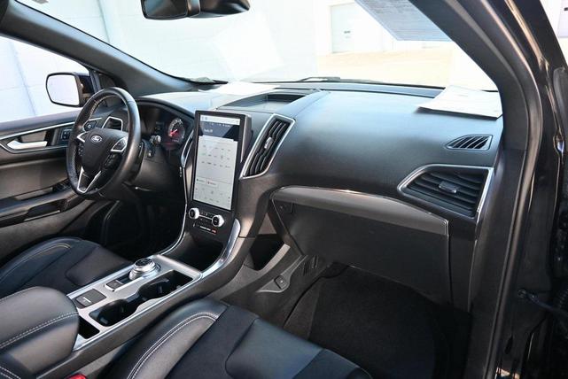 Photo of 2022 Black Metallic Ford Edge