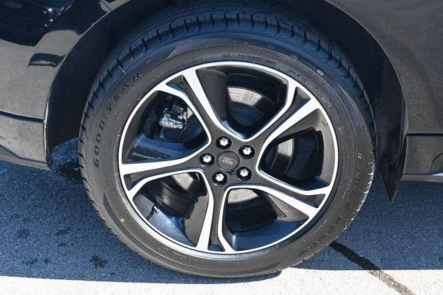 Photo of 2022 Black Metallic Ford Edge