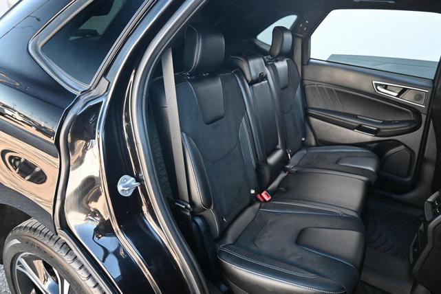 Photo of 2022 Black Metallic Ford Edge