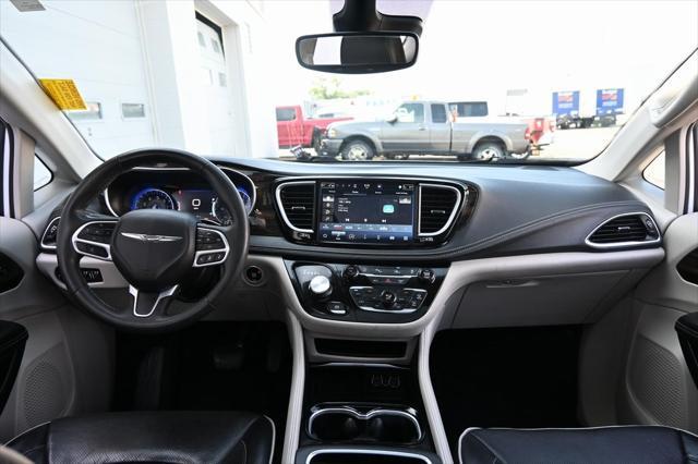 Photo of 2023 Bright White Clearcoat Chrysler Pacifica