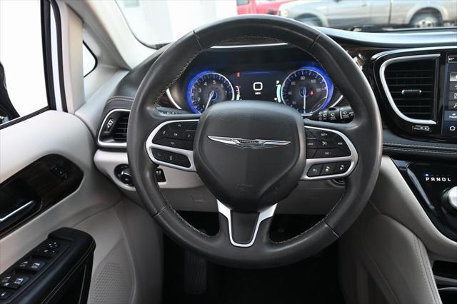 Photo of 2023 Bright White Clearcoat Chrysler Pacifica