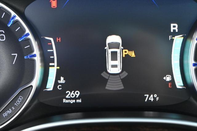 Photo of 2023 Bright White Clearcoat Chrysler Pacifica