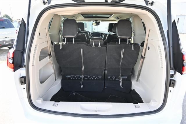 Photo of 2023 Bright White Clearcoat Chrysler Pacifica