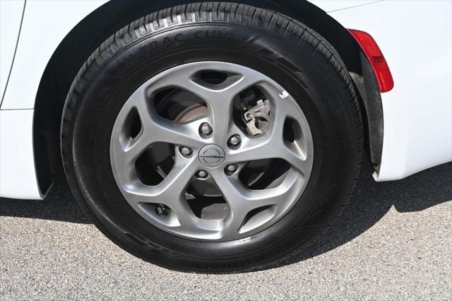 Photo of 2023 Bright White Clearcoat Chrysler Pacifica