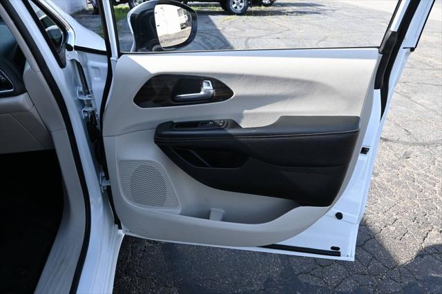 Photo of 2023 Bright White Clearcoat Chrysler Pacifica