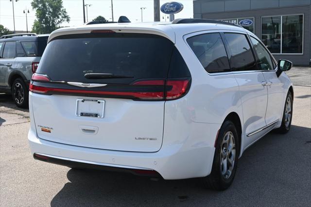 Photo of 2023 Bright White Clearcoat Chrysler Pacifica