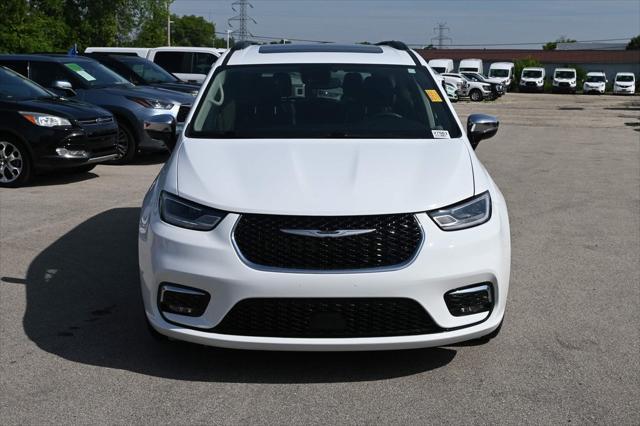 Photo of 2023 Bright White Clearcoat Chrysler Pacifica