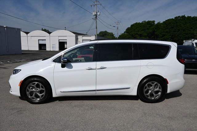 Photo of 2023 Bright White Clearcoat Chrysler Pacifica