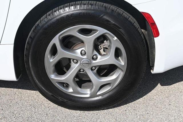 Photo of 2023 Bright White Clearcoat Chrysler Pacifica
