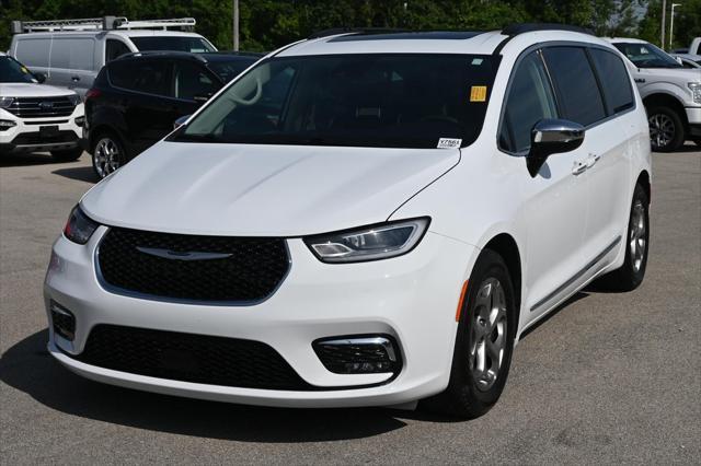 Photo of 2023 Bright White Clearcoat Chrysler Pacifica