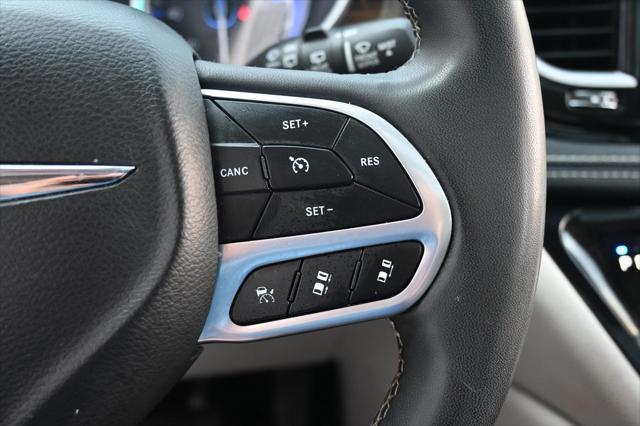 Photo of 2023 Bright White Clearcoat Chrysler Pacifica