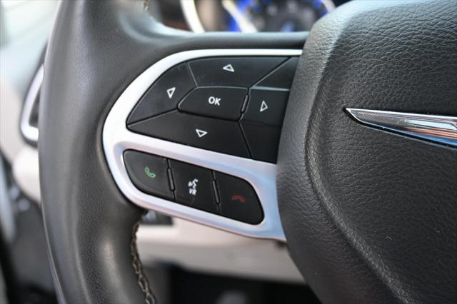 Photo of 2023 Bright White Clearcoat Chrysler Pacifica