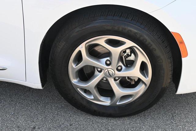 Photo of 2023 Bright White Clearcoat Chrysler Pacifica