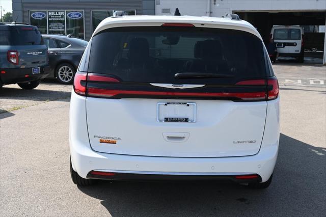 Photo of 2023 Bright White Clearcoat Chrysler Pacifica