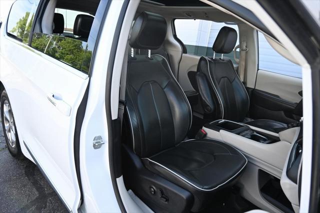 Photo of 2023 Bright White Clearcoat Chrysler Pacifica