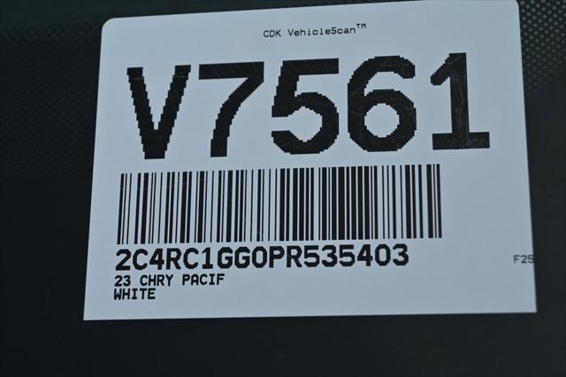 Photo of 2023 Bright White Clearcoat Chrysler Pacifica