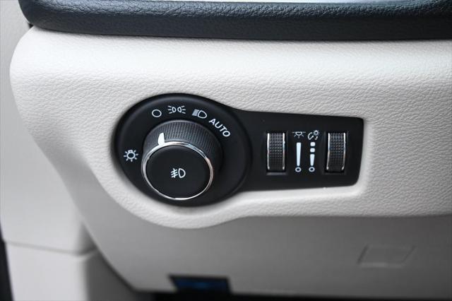 Photo of 2023 Bright White Clearcoat Chrysler Pacifica