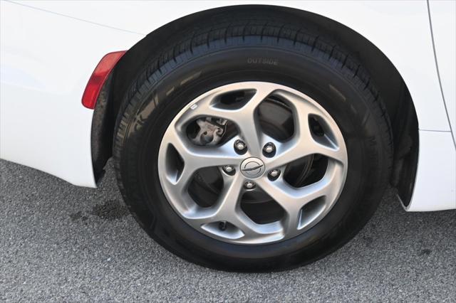 Photo of 2023 Bright White Clearcoat Chrysler Pacifica