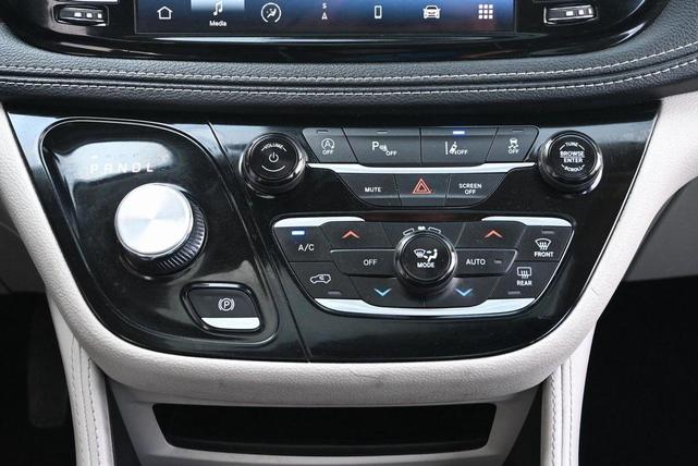 Photo of 2023 Bright White Clearcoat Chrysler Pacifica