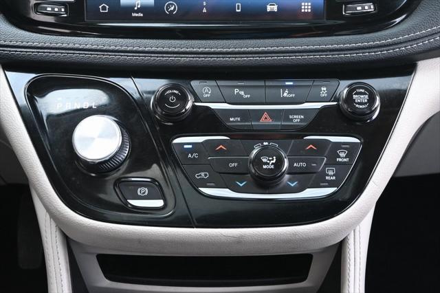 Photo of 2023 Bright White Clearcoat Chrysler Pacifica