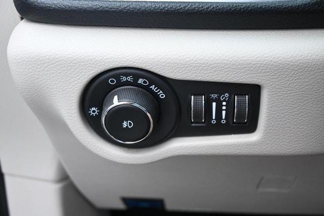 Photo of 2023 Bright White Clearcoat Chrysler Pacifica