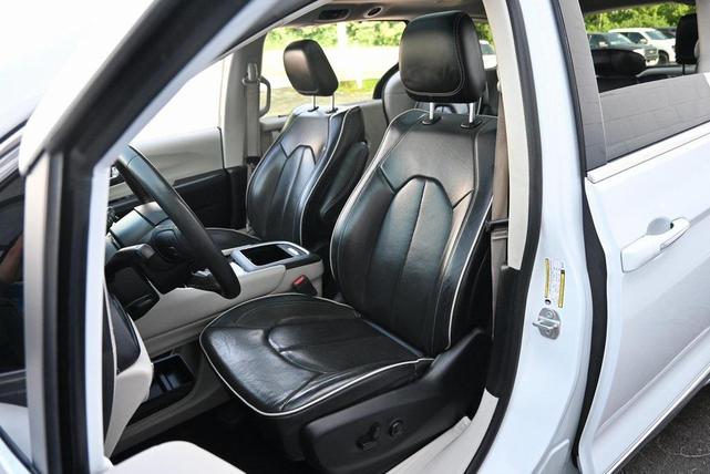 Photo of 2023 Bright White Clearcoat Chrysler Pacifica