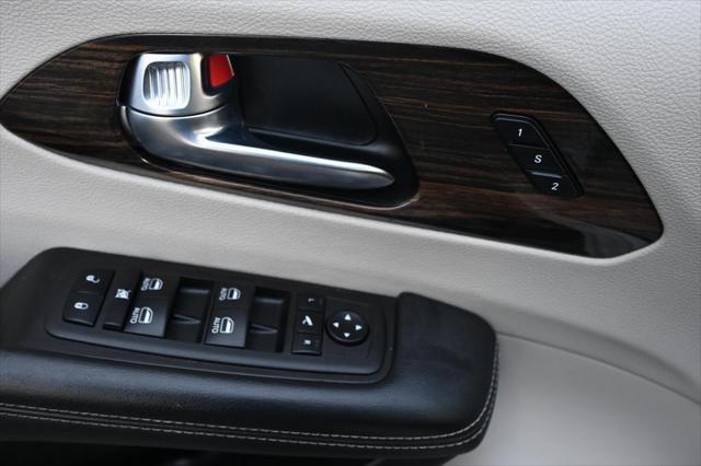 Photo of 2023 Bright White Clearcoat Chrysler Pacifica