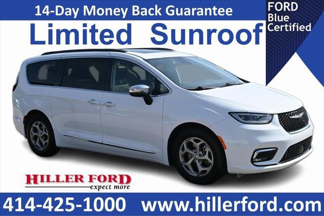 Photo of 2023 Bright White Clearcoat Chrysler Pacifica