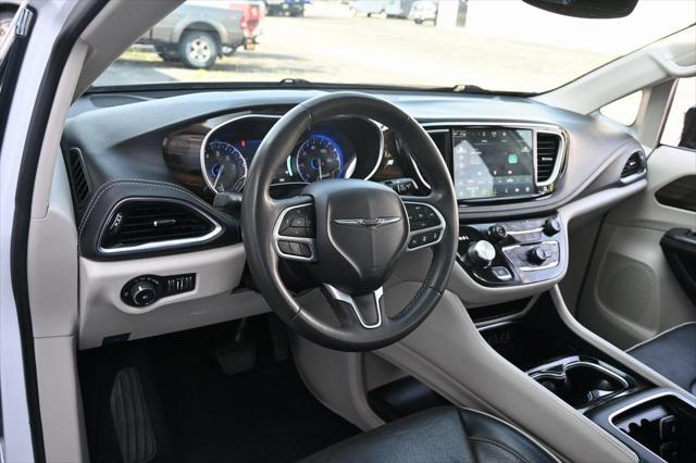 Photo of 2023 Bright White Clearcoat Chrysler Pacifica