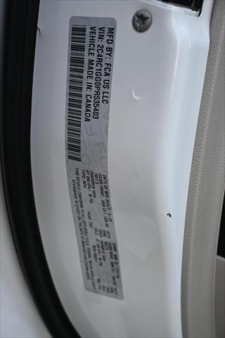 Photo of 2023 Bright White Clearcoat Chrysler Pacifica