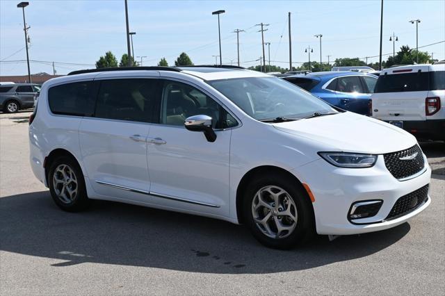 Photo of 2023 Bright White Clearcoat Chrysler Pacifica