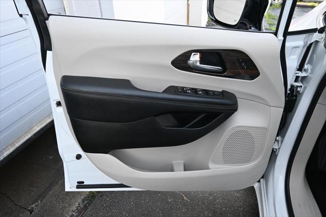 Photo of 2023 Bright White Clearcoat Chrysler Pacifica