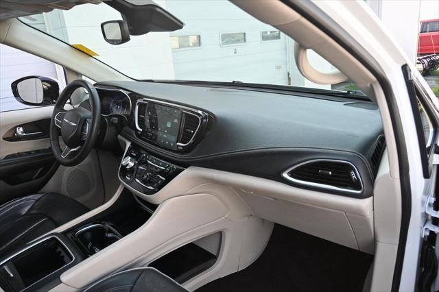 Photo of 2023 Bright White Clearcoat Chrysler Pacifica