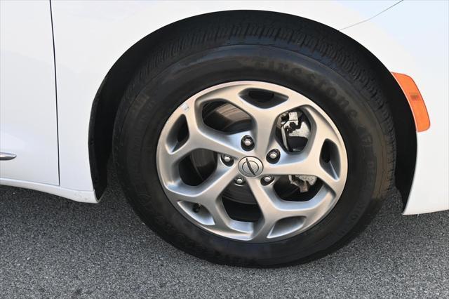 Photo of 2023 Bright White Clearcoat Chrysler Pacifica