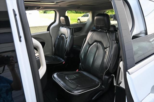 Photo of 2023 Bright White Clearcoat Chrysler Pacifica