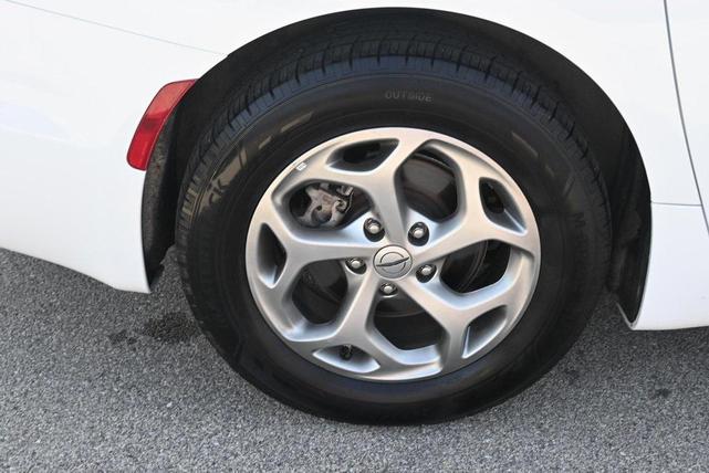 Photo of 2023 Bright White Clearcoat Chrysler Pacifica