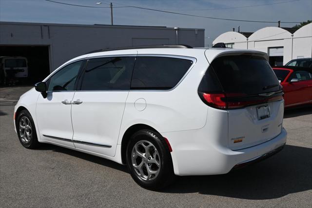 Photo of 2023 Bright White Clearcoat Chrysler Pacifica